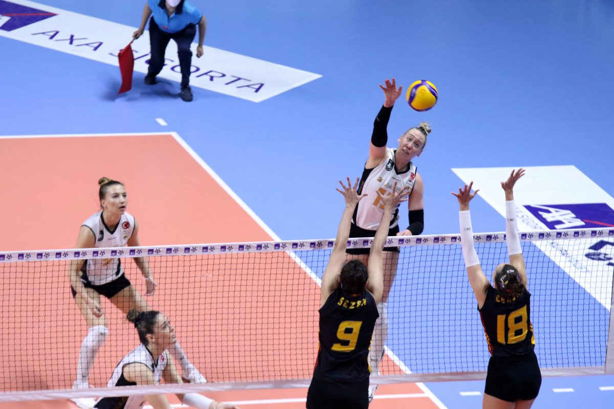 Kadınlar AXA Sigorta Kupa Voley de İlk Finalist VakıfBank Oldu