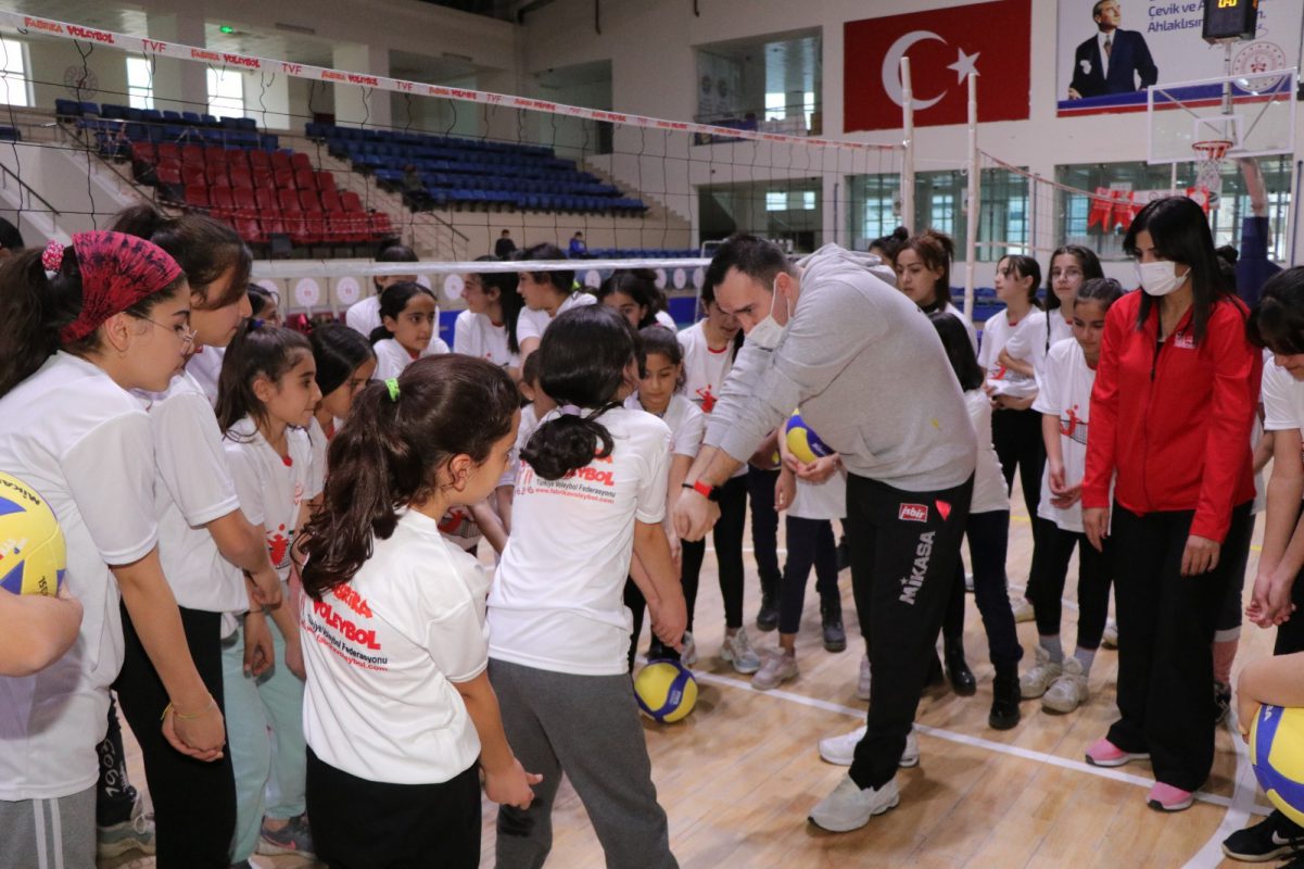 Fabrika Voleybolun Yeni Okulu Hakkari de Açıldı Türkiye Voleybol