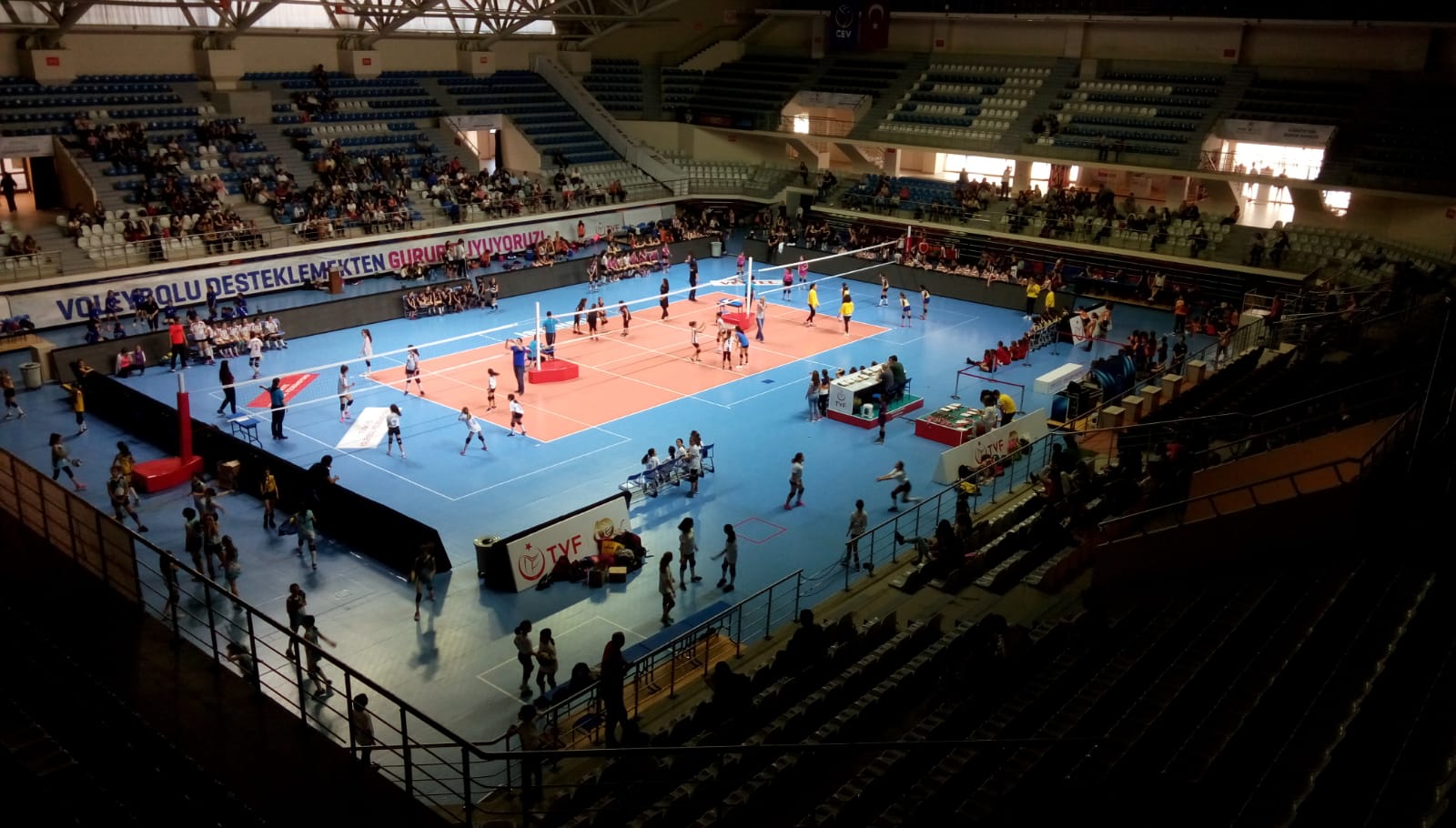 İstanbul'da Mini Voleybol Şenliği Yapıldı