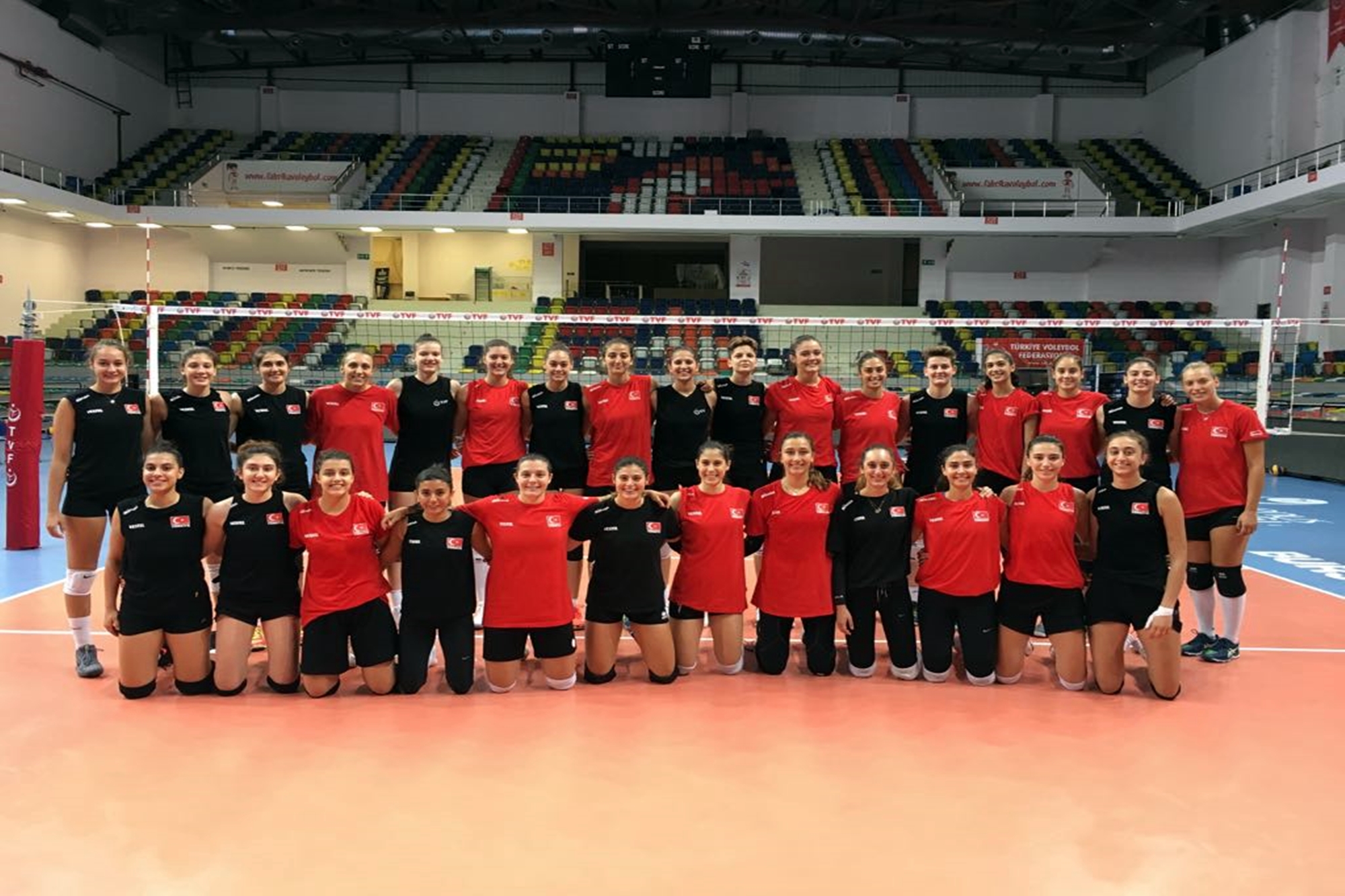 U18 ve U23 Kadın Voleybol Milli Takımlarımız Antrenman Maçında Karşılaştılar