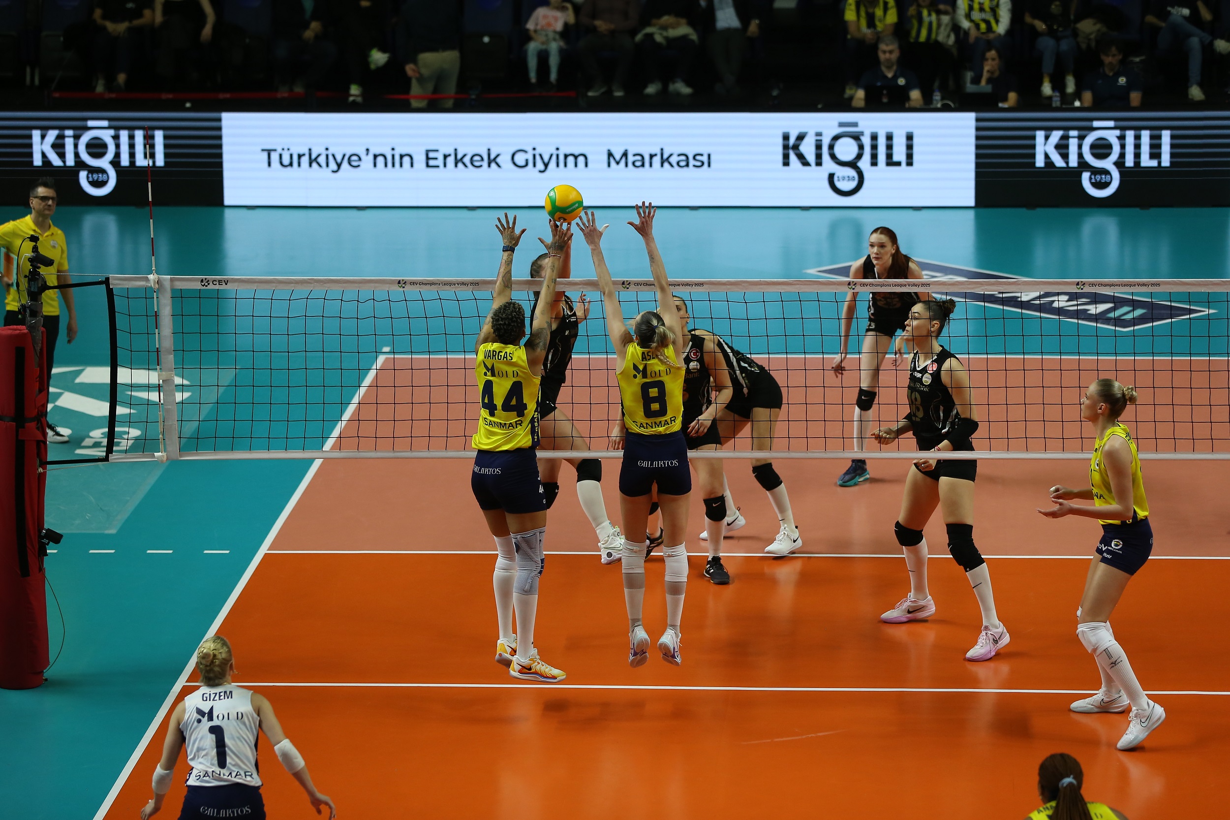 Türk Derbisinde VakıfBank, Altın Setle Yarı Finalde