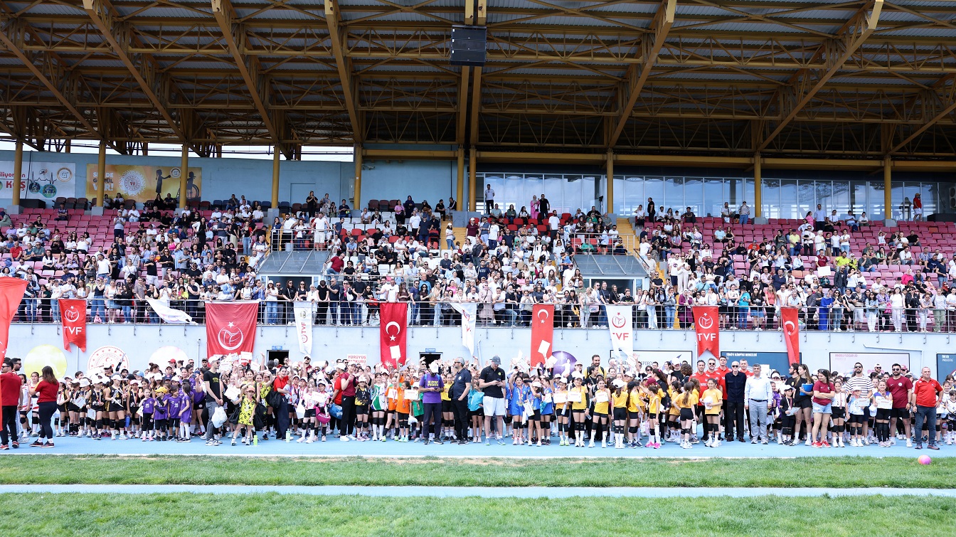 İstanbul’da Mini Voleybol Şenliği Yapıldı