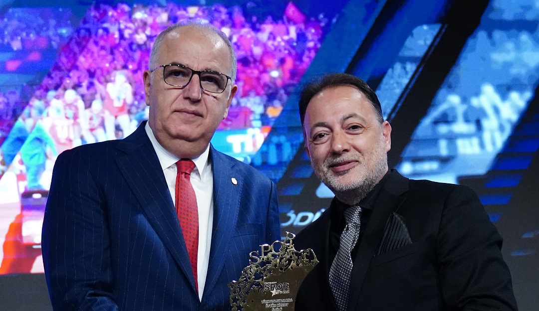 TVF Başkanı Üstündağ, Turkuvaz Medya Spor Zirvesinde “Türk Voleyboluna Üstün Hizmet Ödülü”ne Layık Görüldü