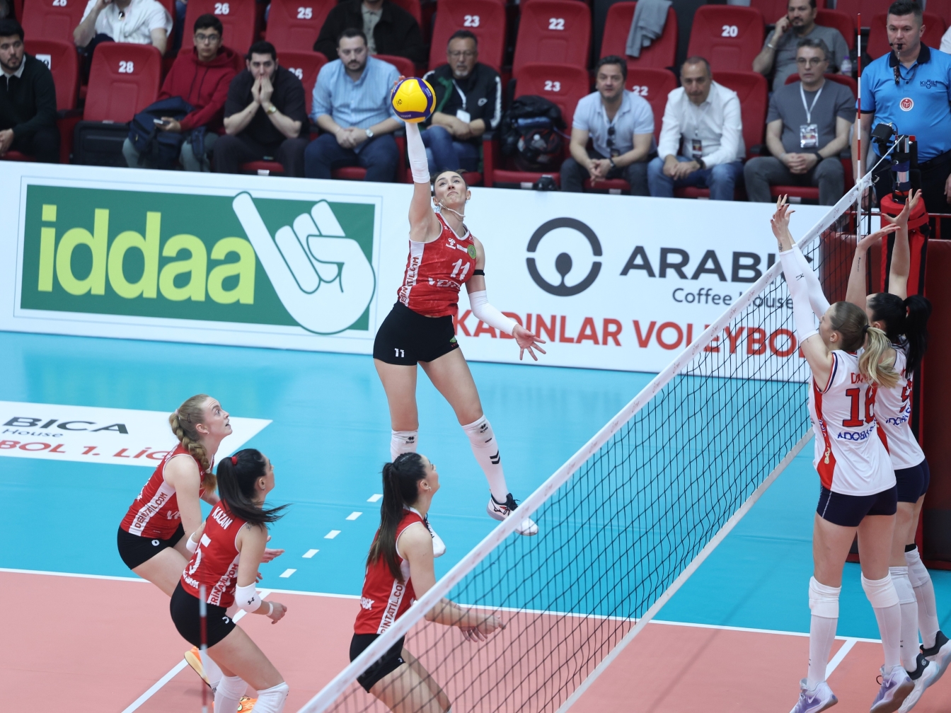 Arabica Coffee House Kadınlar 1. Ligi'nde Yarı Final Etabının 2. Günü Sona Erdi