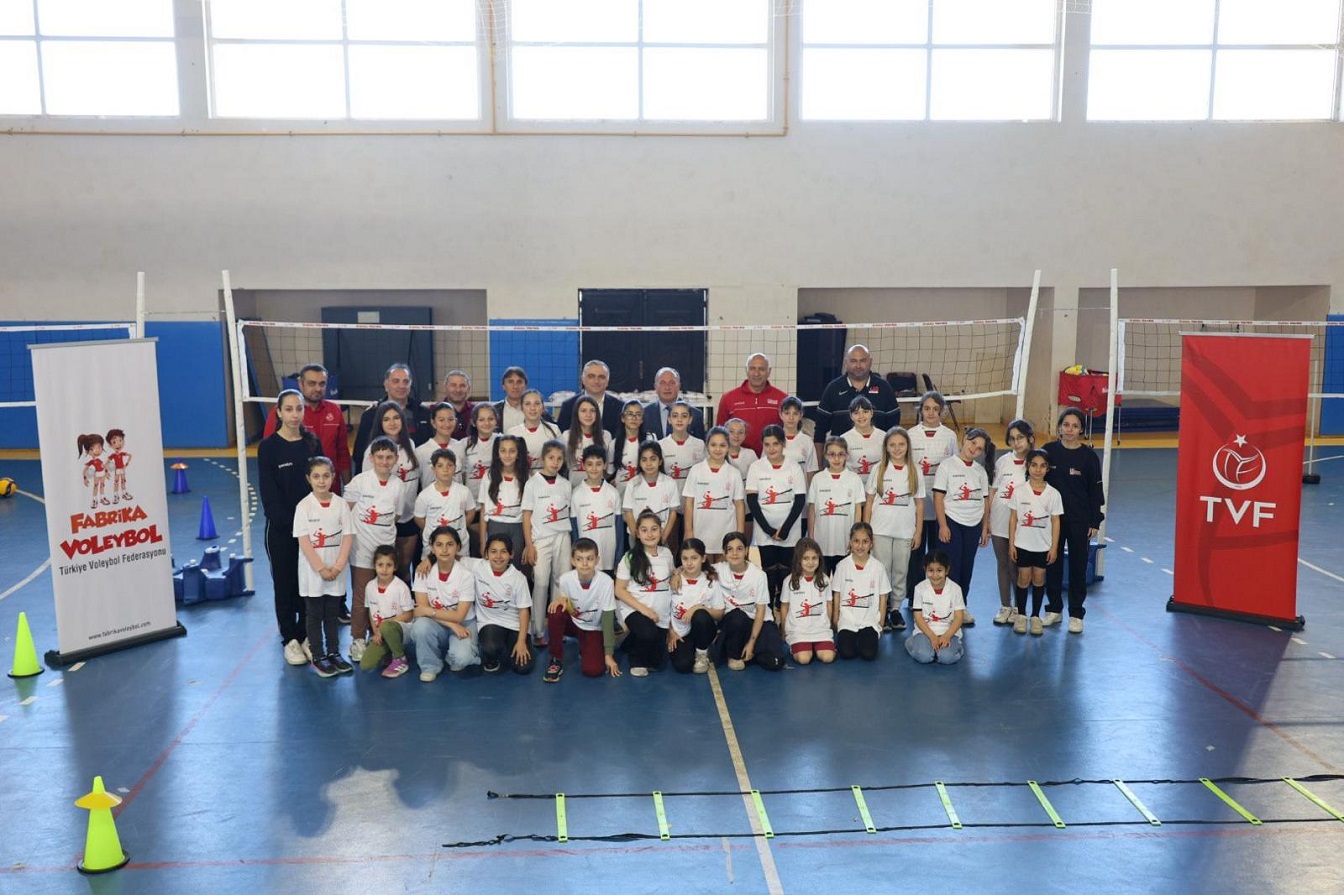 Fabrika Voleybol Yeni Okulunu Artvin-Arhavi'de Açtı