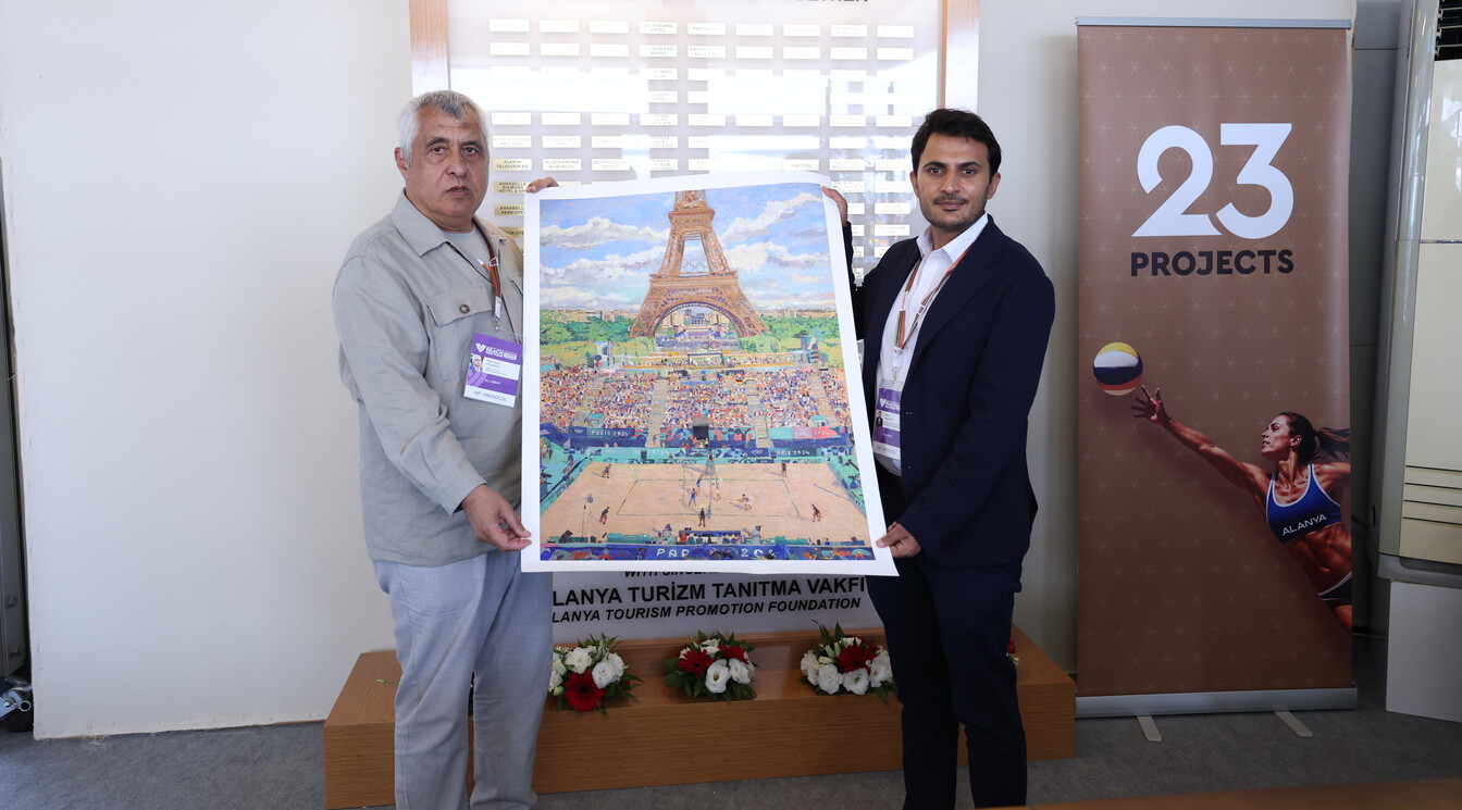 TVF Başkan Vekili Alper Sedat Aslandaş'a FIVB'den Özel Armağan