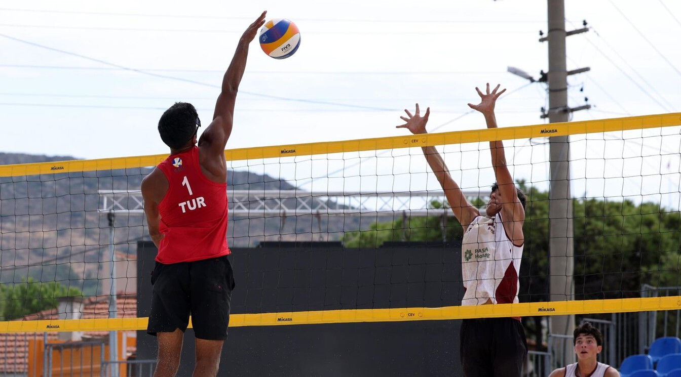 İzmir’de CEV U18 Plaj Voleybolu Avrupa Şampiyonası Heyecanı Sürüyor