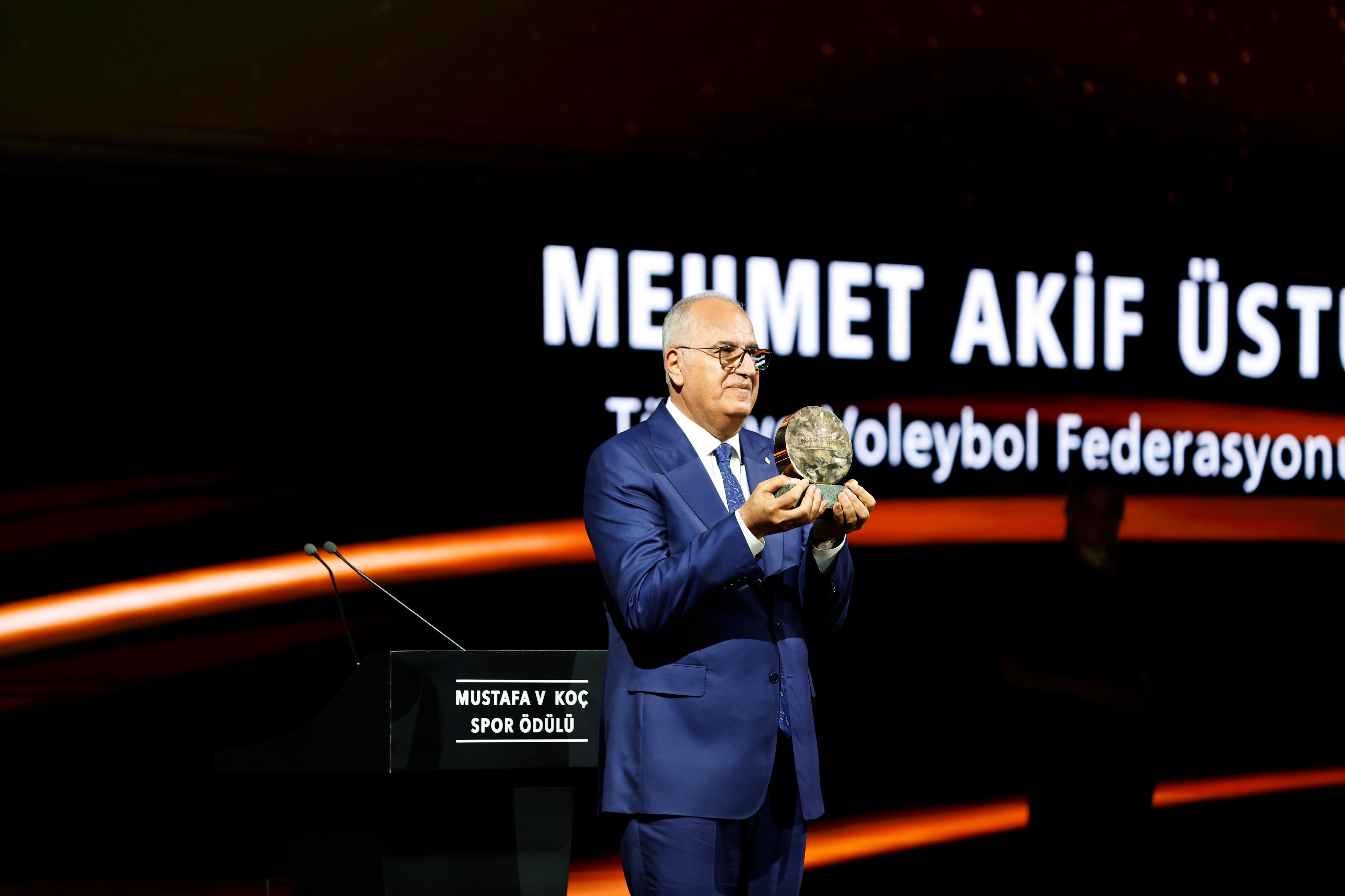 TVF Başkanı Üstündağ'a Yaşam Boyu Spora Katkı Ödülü