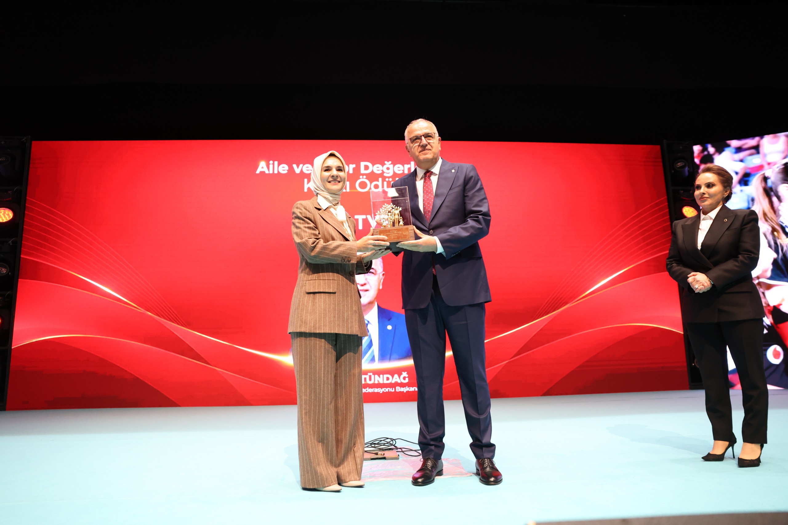 TVF Başkanı Mehmet Akif Üstündağ Aile ve Spor Değerlerine Katkı Ödülüne Layık Görüldü